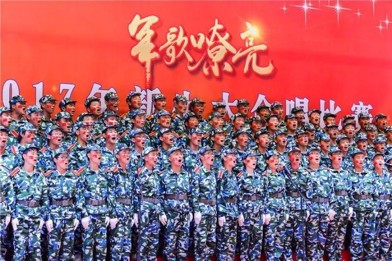 动漫少女DIY冰淇淋